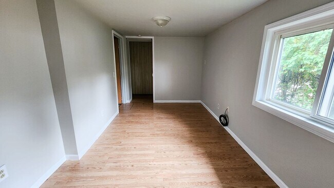 Building Photo - Lovely Cape Cod 3 Bedroom Home
