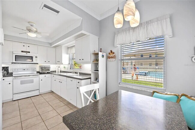 Building Photo - Immaculate Turn Key Furnished 2-Bed Condo in a very central location in North Port!"