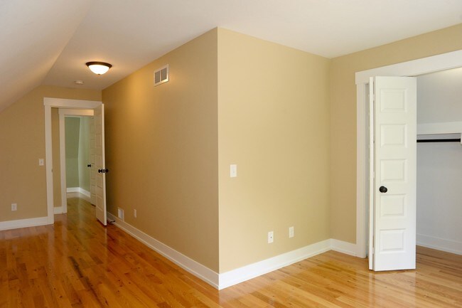 Building Photo - 1424 Sigsbee St SE