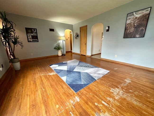 Building Photo - 3bed, 1 bath home for rent in Waterloo.