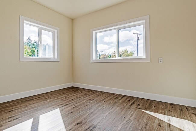 Building Photo - Fully Remodeled 3 Bedroom Home in Historic...