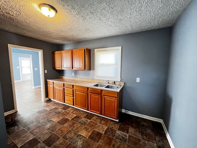 Building Photo - 2 Bedroom Home Dixie High Way
