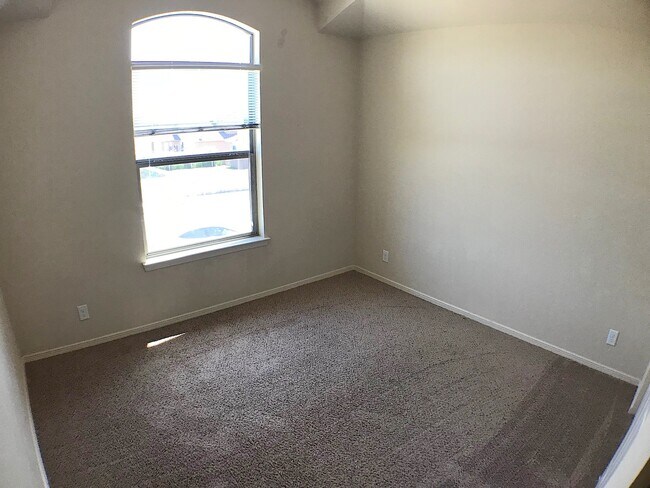 Building Photo - Sandstone Ranch Estates 3 bed with Refrig A/C plus Bonus Loft!