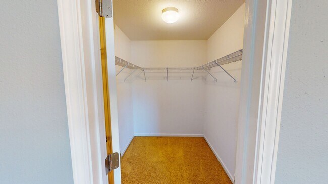 Building Photo - 4 Bedrooms w/ Privacy Fence & Community Pool!
