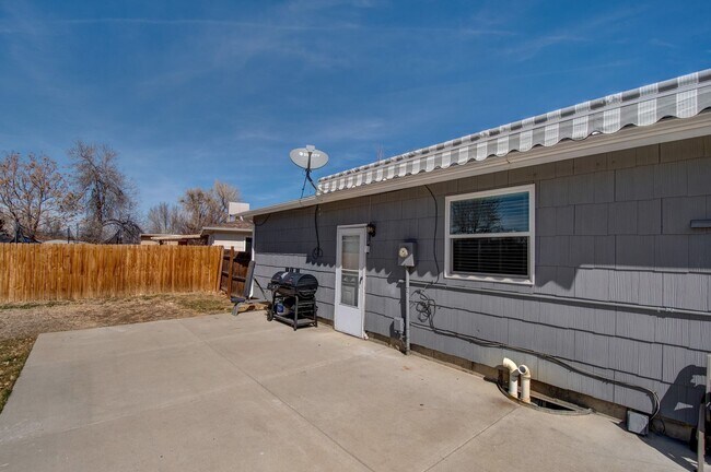 Building Photo - 5553 Crystal Way