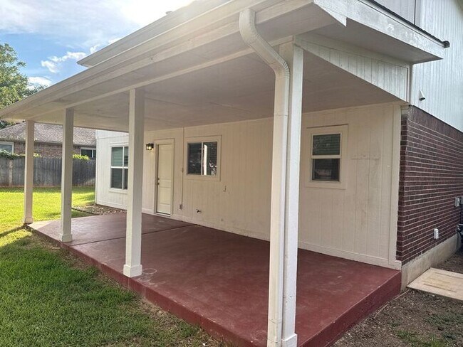 Building Photo - Beautiful Two-Story Leander Home with Dual...