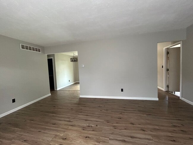Building Photo - Spacious 3-Bedroom, 2-Bath Home in Middleb...