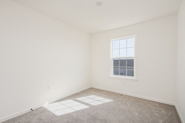 Building Photo - Move in by 12/1/24 for HALF OFF FIRST MONT...
