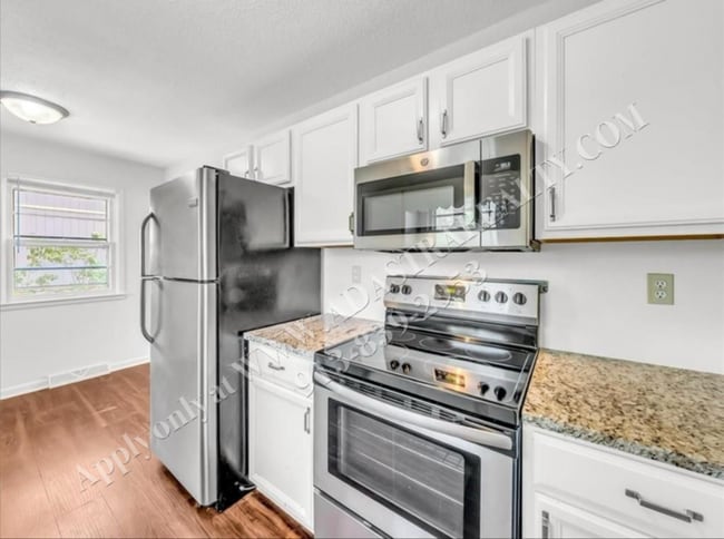 Building Photo - Updated 4 Bed 2 Bath Home in Lees Summit-C...