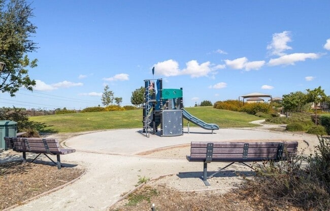 Building Photo - 4 Bed, 4 Bath Home with Solar, A/C, Washer/Dryer and 4 Parking Spaces *$1,000.00 Off One Month's ...