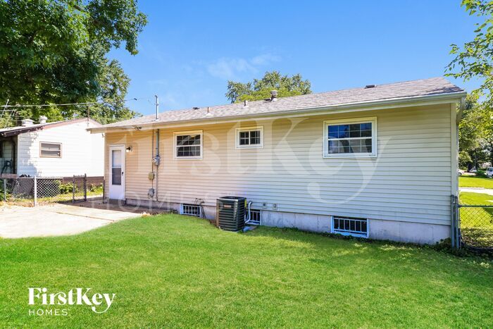 Building Photo - 740 Lilac Dr