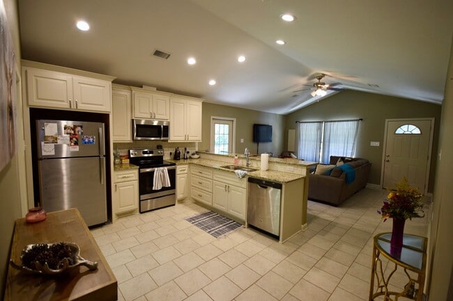 Building Photo - Beautiful Home in the Cul-de-sac