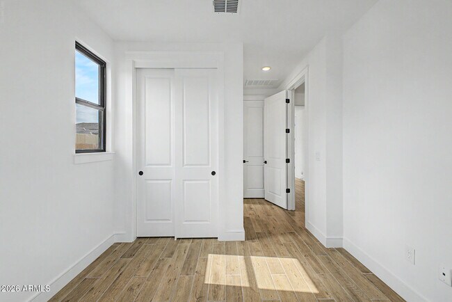 Building Photo - 1131 E Yellowstone Pl