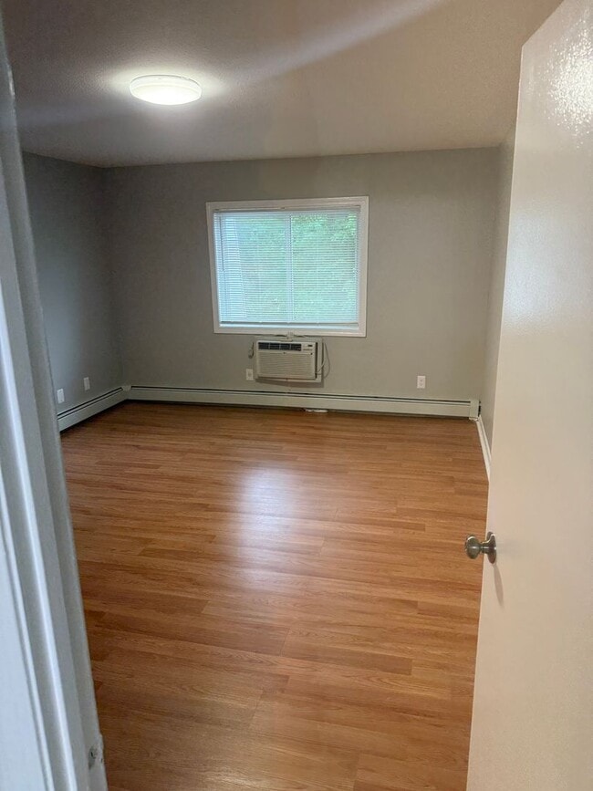 Building Photo - Spacious 1 Bed - 1 Bath Apartment in Crans...