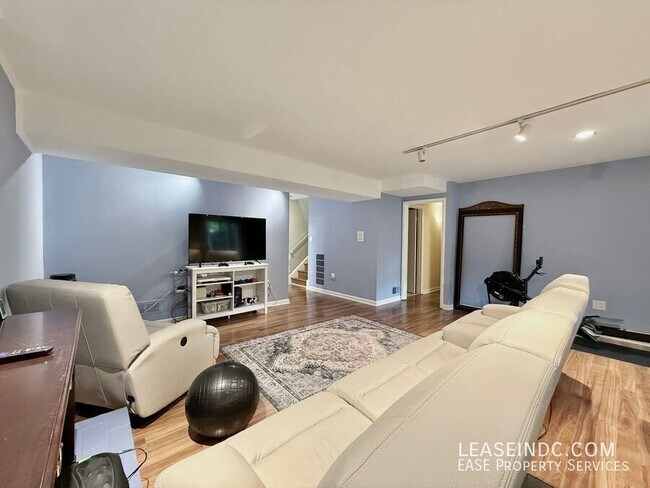 Building Photo - 6424 Hollins Dr