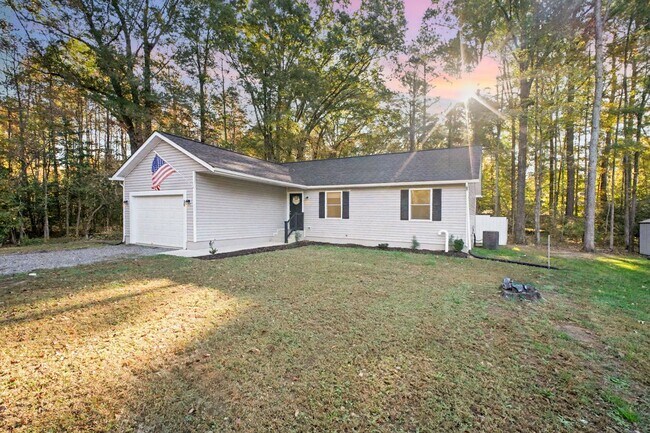 Building Photo - Newer 3-bedroom home available now in Colonial Beach!