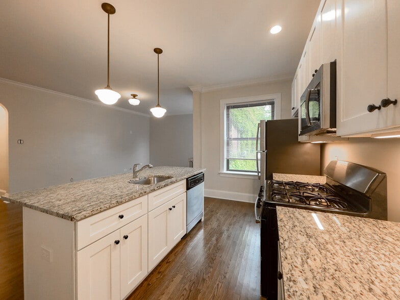 Building Photo - 1364 E 52nd St