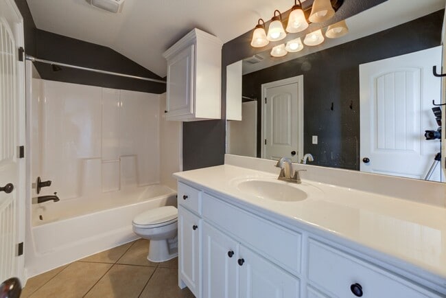 Building Photo - 4 Bed / 3 Bath in Jenks!