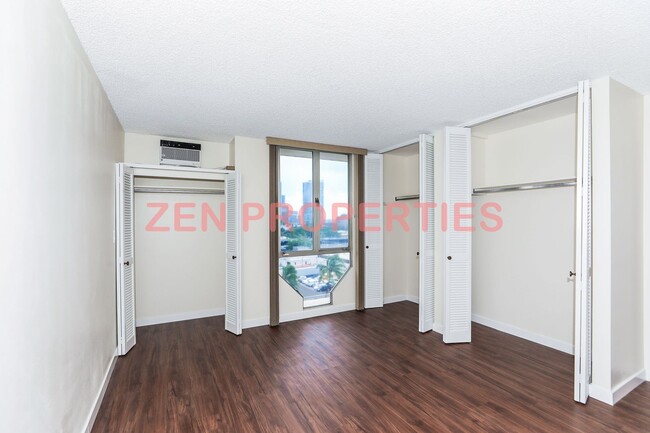 Building Photo - 2 bedroom, 2 bath & 1 parking for rent at Royal Court