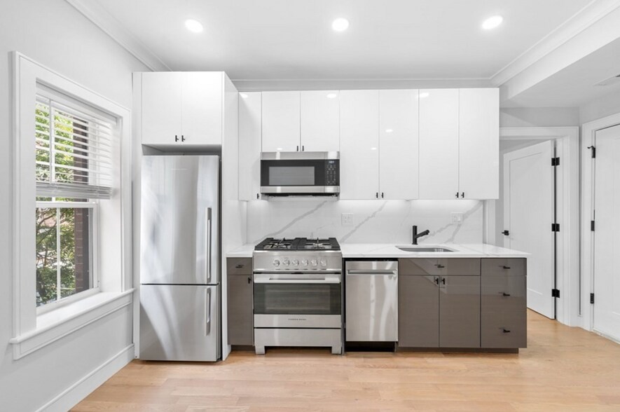 Building Photo - 535 Newbury St