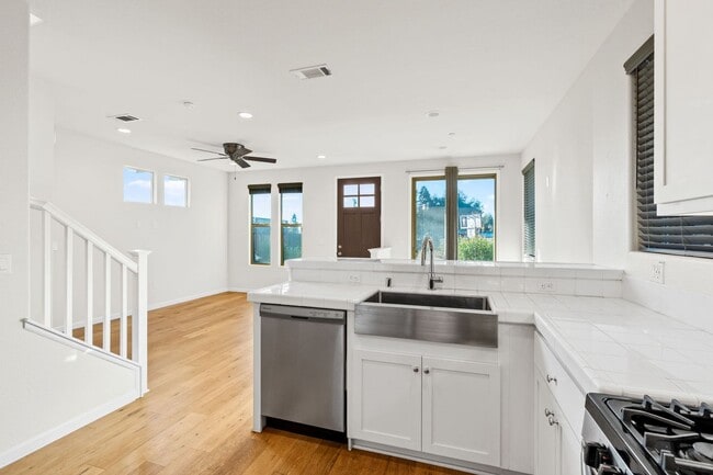 Building Photo - 2 bed 2.5 bath + Bonus Room Newer Construction Home Available Now!