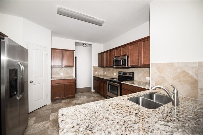 Building Photo - 708 Pinnacle Dr