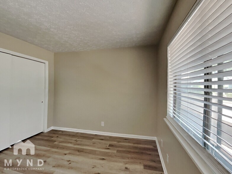 Building Photo - 8602 Creekwood Way