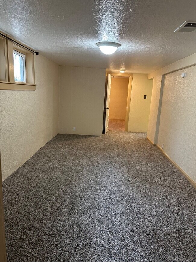 Building Photo - "Charming 4-Bedroom Oasis with 2 Full Bath...