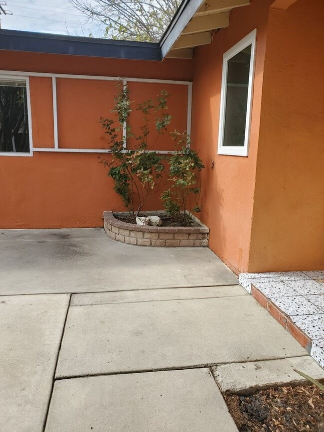 Building Photo - 3 bed/3 bath + LARGE BONUS ROOM and YARD for Assisted Living/Sober Living/Detox/Rehab Facility.