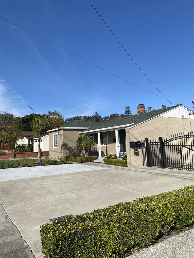 Building Photo - 1778 Oriole Ave