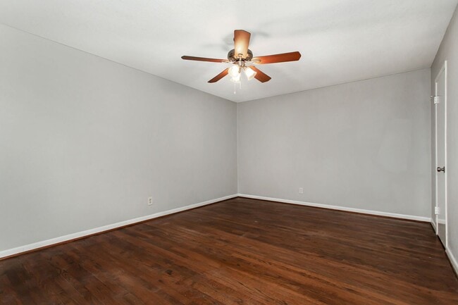 Building Photo - 1 Bedroom, 1 Bath Apartment in historic Munger Place!