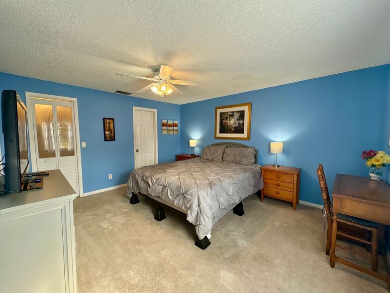Building Photo - 2147 Sandalwood Dr