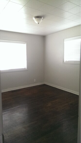 Building Photo - 205 500 E