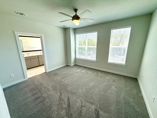 Building Photo - **MOVE IN SPECIAL** 2-Story 3 Bedroom / 2....