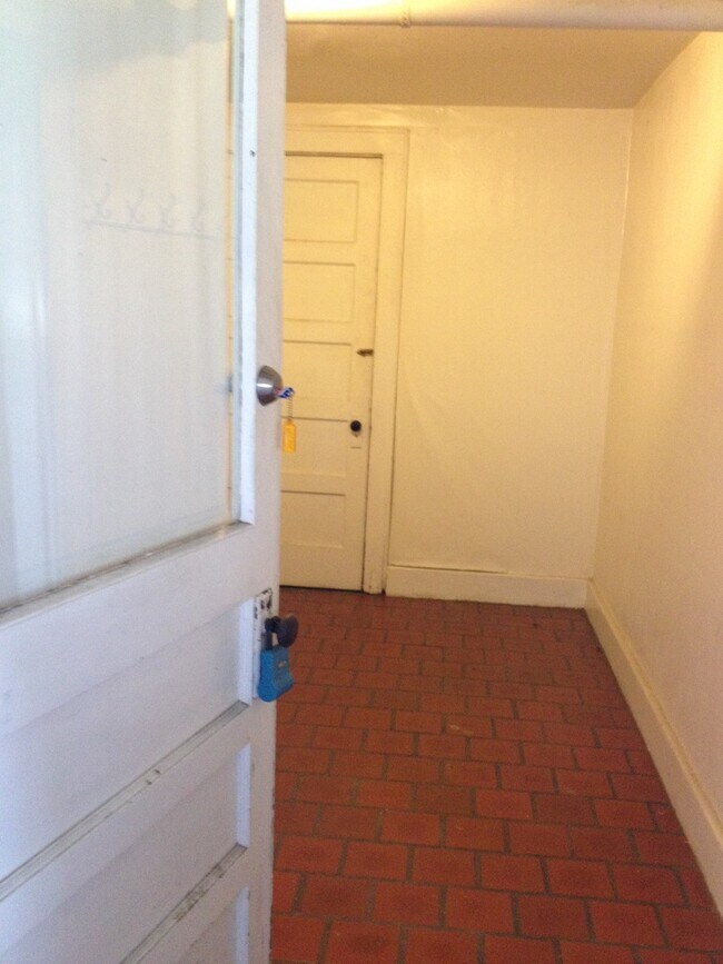 Building Photo - 1 BD, 1 BA in the City of Maryville
