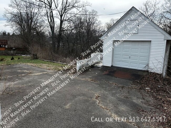 Building Photo - Beautiful Lakeside Park Home