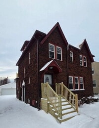 Building Photo - 4 Bedroom 2 Bath - Split Level Single Family Home!