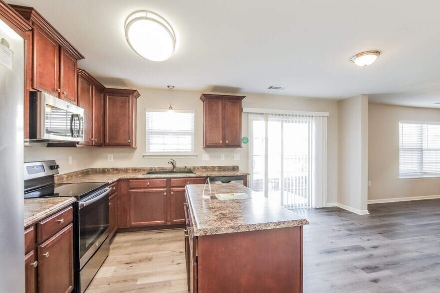 Building Photo - 1536 Eastway Dr