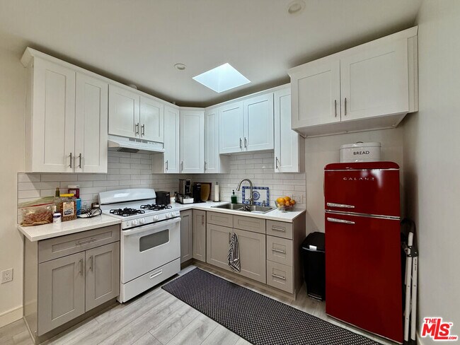 Building Photo - 7764 Fountain Ave