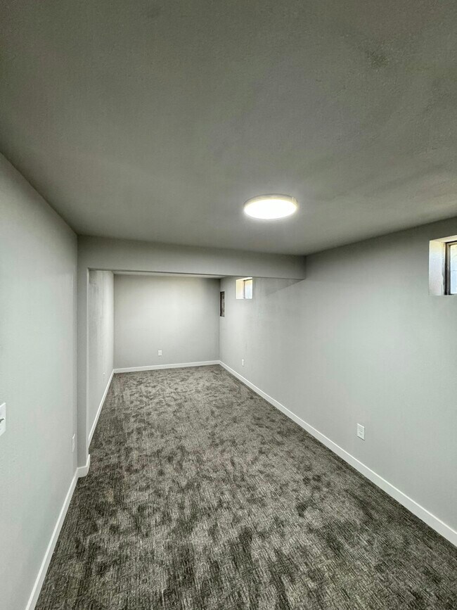 Building Photo - 228 E Crown Ave