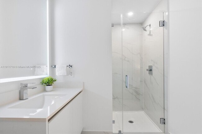 Building Photo - 700 NE 24th St