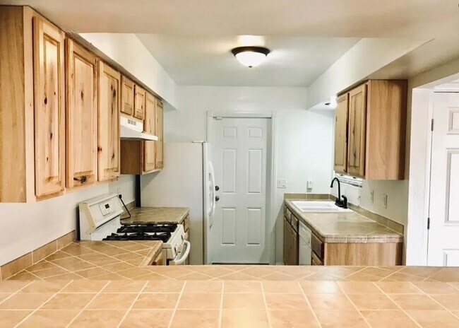 Building Photo - 9125 Eucalyptus Dr