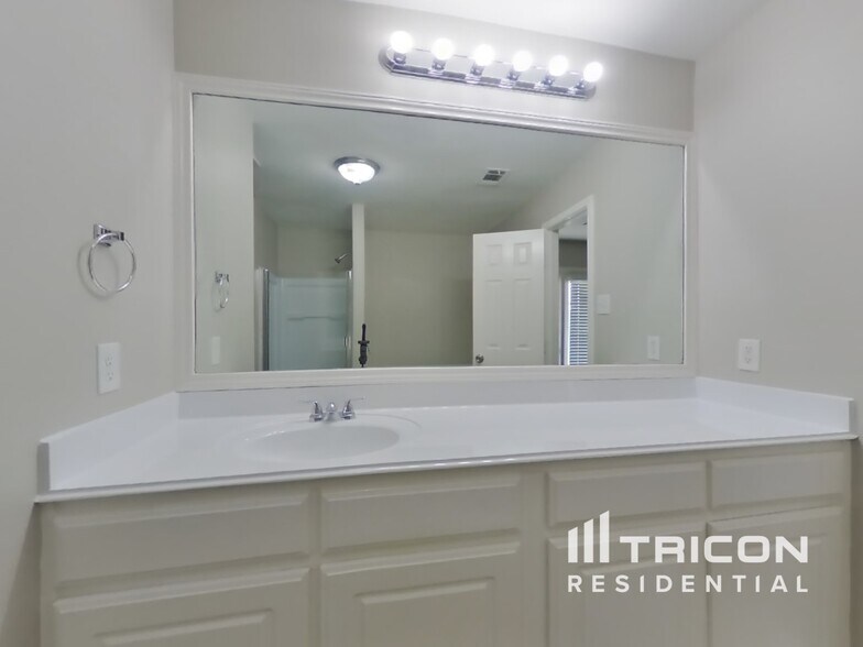 Building Photo - 4123 Pedernales River Ln
