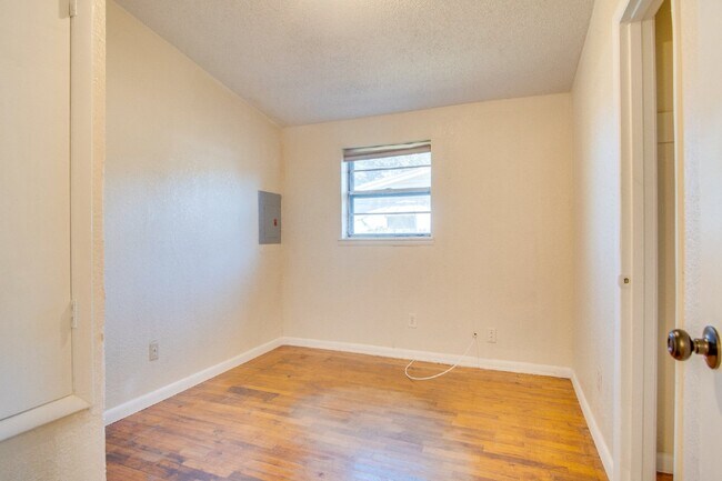 Building Photo - Pensacola 3BR Home with Bonus Den, Hardwood Floors & Fenced Backyard-Coming Available 8/17.