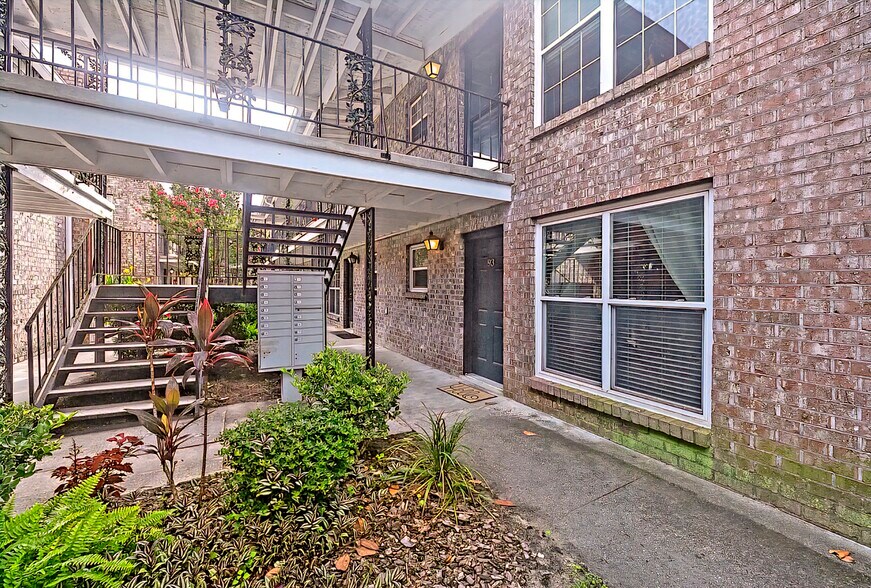 Building Photo - 867 Colony Dr