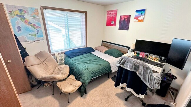Building Photo - Off Campus Housing Option - Spacious 3 Bed...