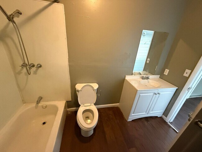 Building Photo - 4/1 Lakeland Home