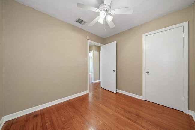 Building Photo - 3 Bedroom/1 Bathroom Ridgeview Subdivision