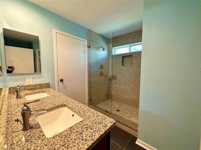 Building Photo - 814 N Riverside Dr
