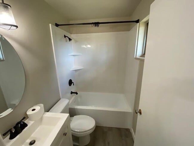 Building Photo - 3 Bedroom 2 Bath Single Family Home